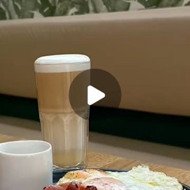 Café con leche y tostada de beicon y huevo