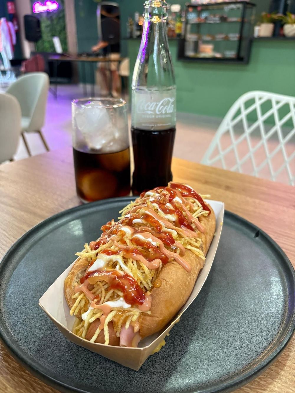 Perrito con patatas paja y huevos de codorniz