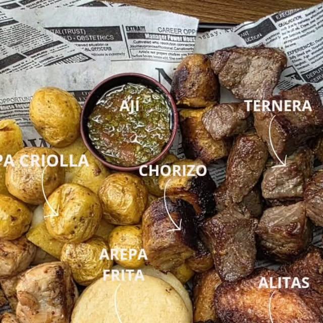 Picada para compartir: papa criolla, chorizo, ternera, arepa frita y alitas