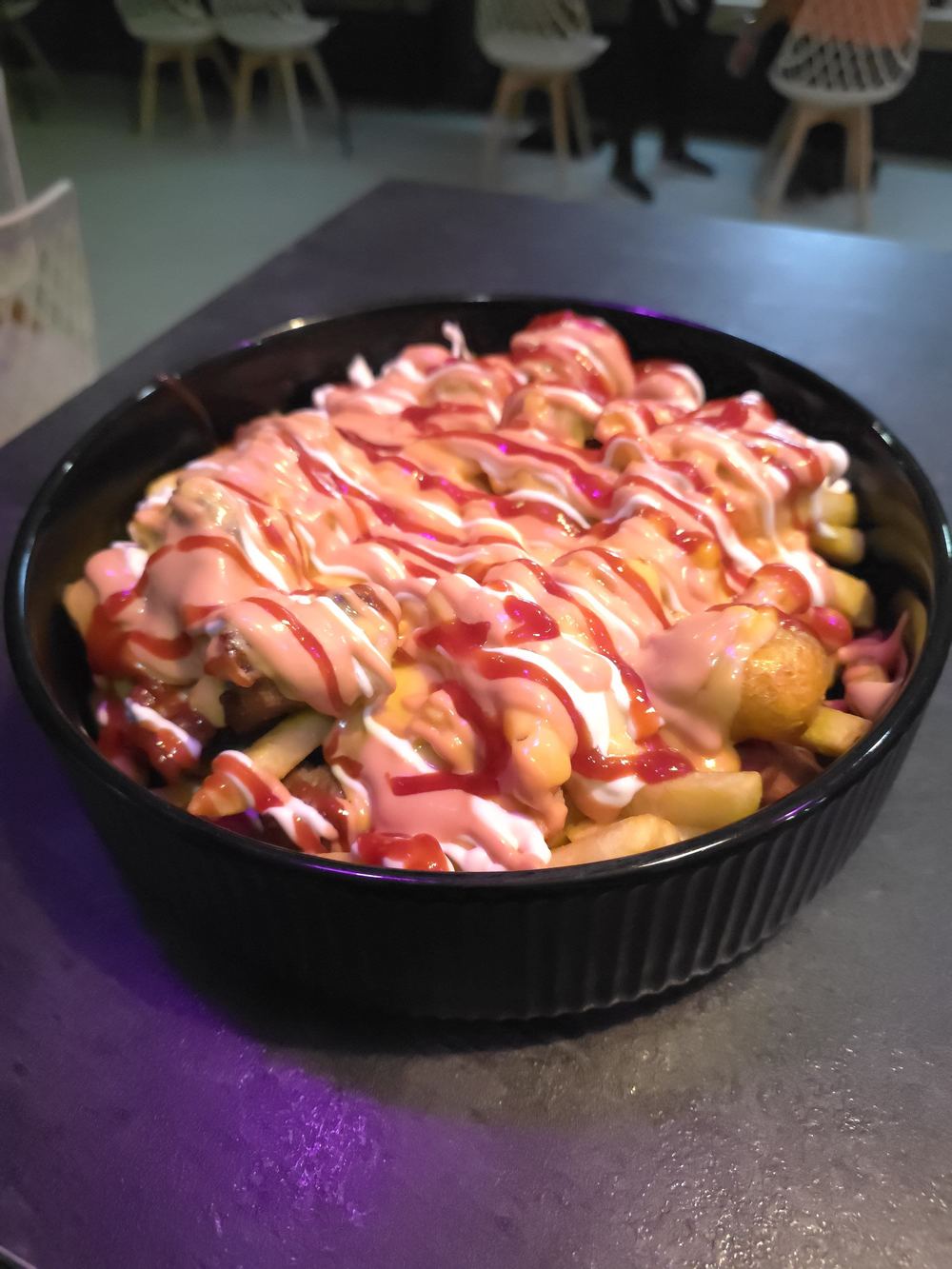 Salchipapas Mercedes con salsas